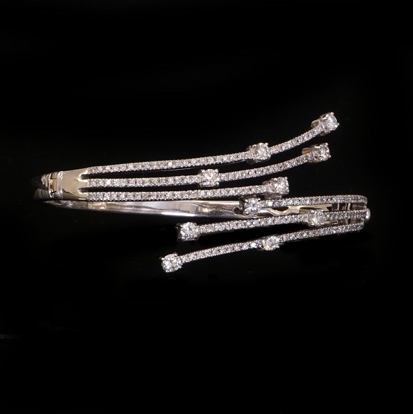 Oval 18kt whitegold bangle with 10 diamonds of circa 0,1ct. Size inside: 4,8x5,8cm