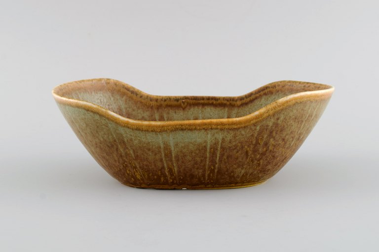 Gunnar Nylund (1904-1997) for Rörstrand. Skål i glaseret keramik. Smuk glasur i jordnuancer. Midt 1900-tallet.