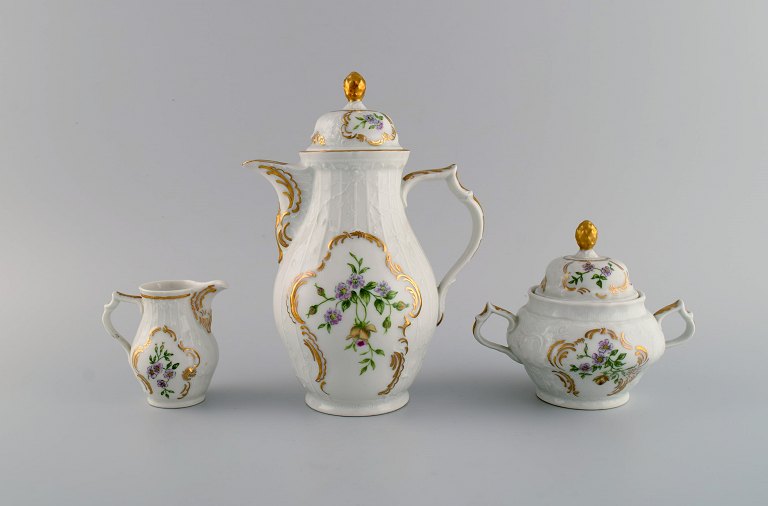 Rosenthal Sans Souci kaffekande, sukkerskål og flødekande. Håndmalede blomster, bladværk i relief og guldkant. 1950