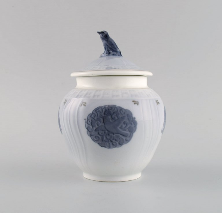 Royal Copenhagen påske lågkrukke i håndmalet porcelæn. Lågknop modelleret som fugl. Dateret 1919. 