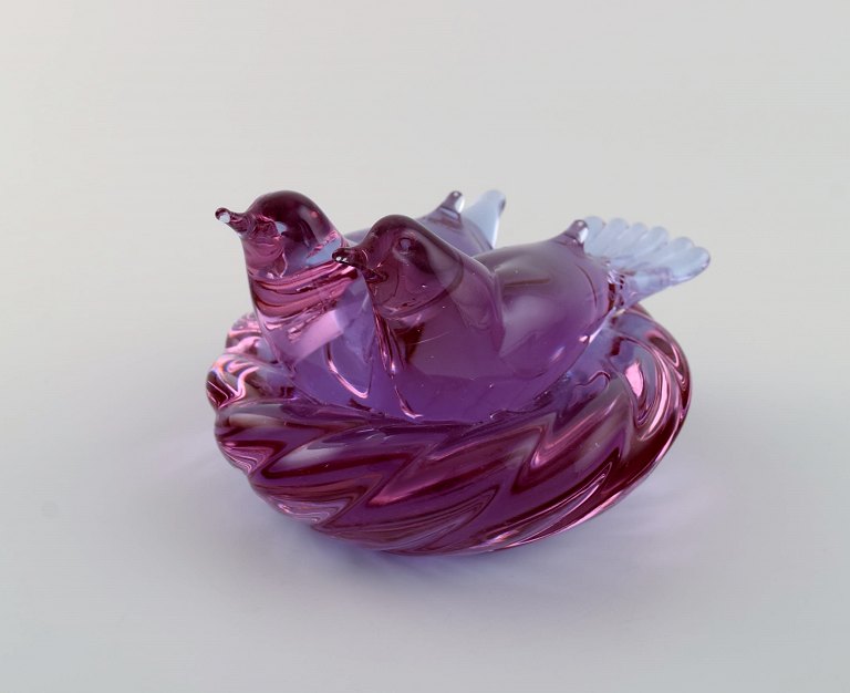 Archimede Seguso (1909-1999), Venedig. Murano skulptur i mundblæst kunstglas. To duer i rede. Italiensk design, 1970
