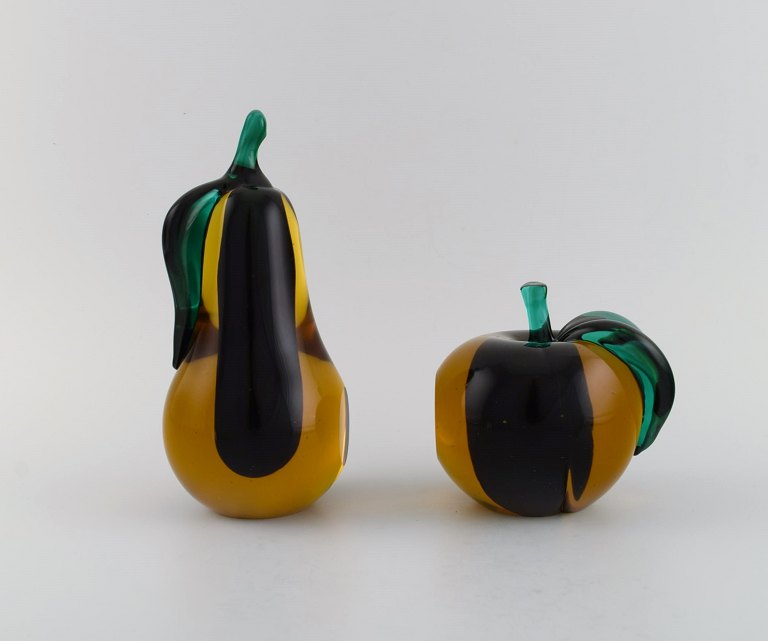 To Salviati Murano skulpturer / bogstøtter i mundblæst kunstglas. Æble og pære. Italiensk design, 1960