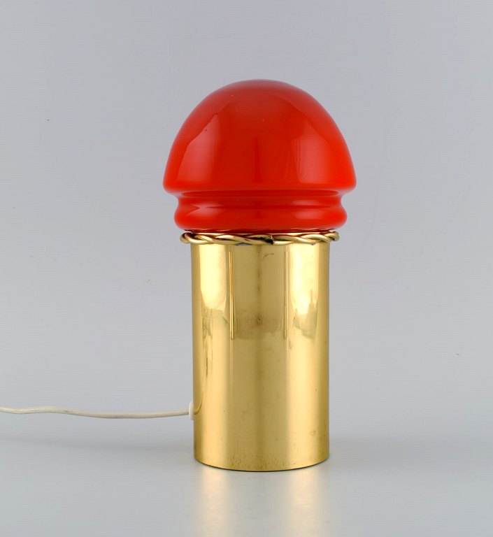 Hans Agne Jakobsson for A / B Markaryd. Brass table lamp with shade in red mouth blown art glass. Swedish design, 1960s / 70s.