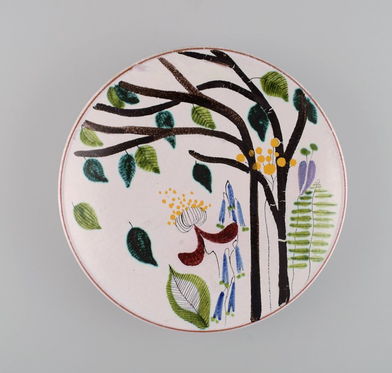 Stig Lindberg for Gustavsberg Studiohand. Rundt fad i glaseret fajance med håndmalede blomster. 1940