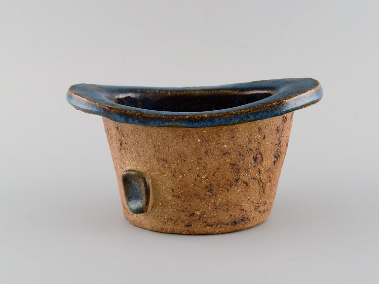 Curt M. Addin (1931-2007) for Glumslöv. Freeform vase i delvist glaseret stentøj. Smuk spættet glasur i blågrønne nuancer. Svensk design, 1960/70