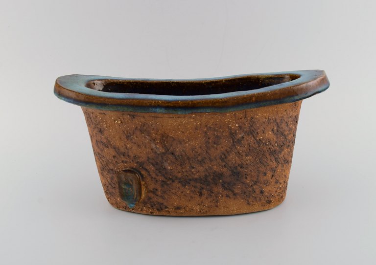 Curt M. Addin (1931-2007) for Glumslöv. Stor freeform vase i delvist glaseret stentøj. Smuk spættet glasur i blågrønne nuancer. Svensk design, 1960/70