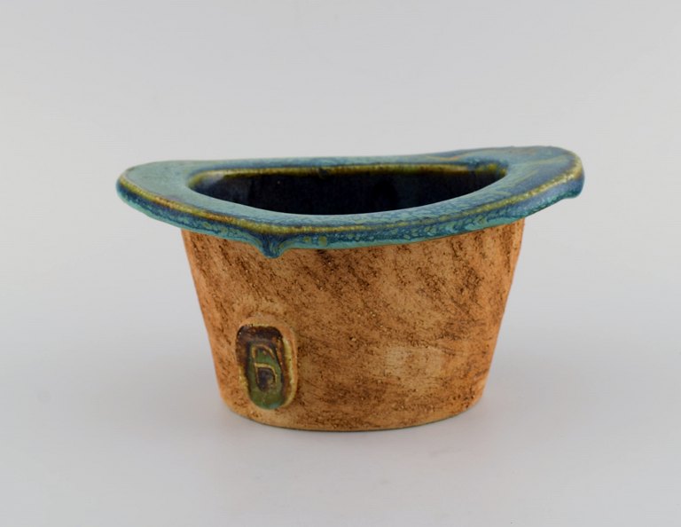 Curt M. Addin (1931-2007) for Glumslöv. Freeform vase i delvist glaseret stentøj. Smuk spættet glasur i blågrønne nuancer. Svensk design, 1960/70