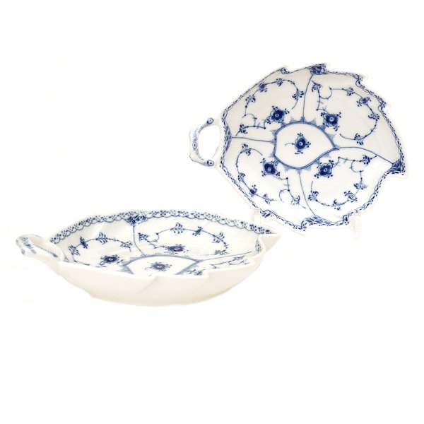 Par Royal Copenhagen musselmalet halvblonde bladformede asietter #548. Mål: 23x18cm