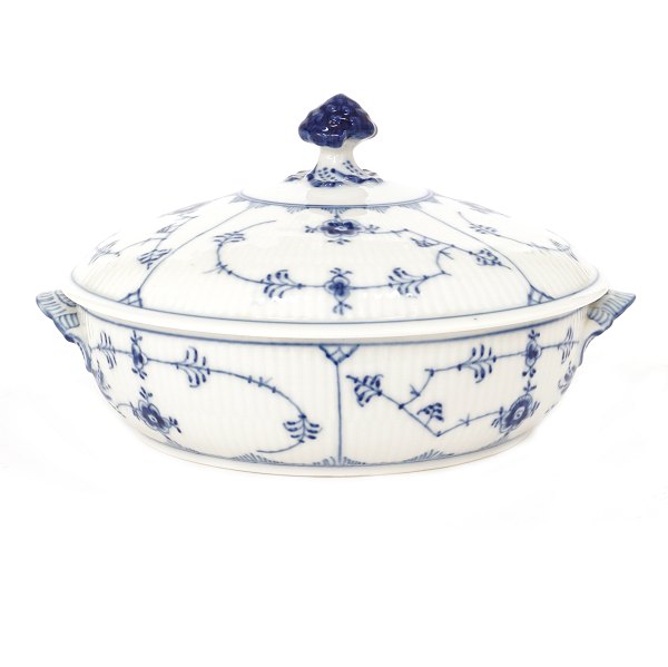Royal Copenhagen musselmalet riflet rund terrin med låg #277. 1. Sortering. H: 14cm. D: 21,5cm (eksl hanke)
