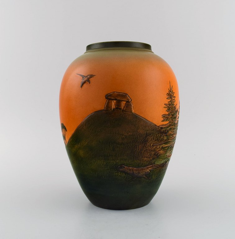 Ipsens enke, Danmark. Vase i glaseret keramik. Håndmalet landskab med gravhøj. 1920/30