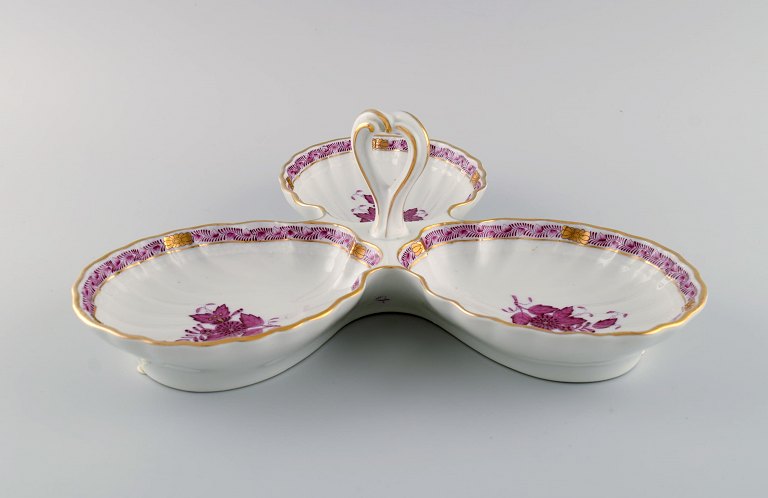 Herend Chinese Bouquet Raspberry. Three-part serving dish with handle in hand-painted porcelain. Pink flowers and gold decoration. Mid-20th century.