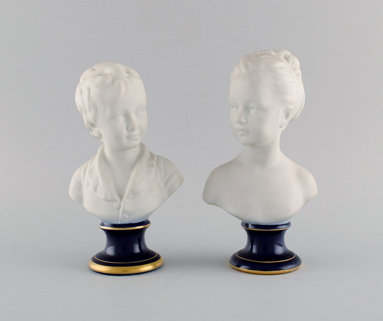 Limoges frankrig. To barnebuster i biscuit. Stand med mørkeblå glasur og guldkant. Klassisk stil. Tidligt 1900-tallet.