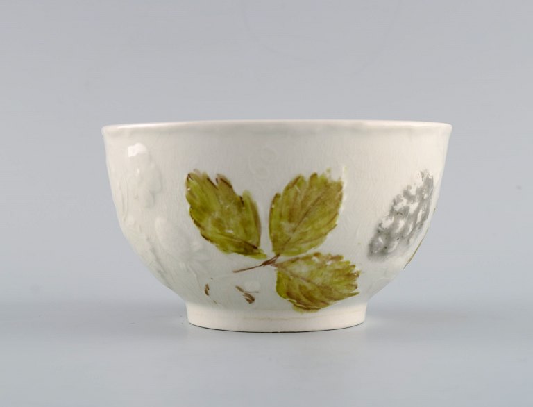 Davenport, England. Skål i cremefarvet porcelæn med blomster og bladværk i relief. Tidligt 1900-tallet.