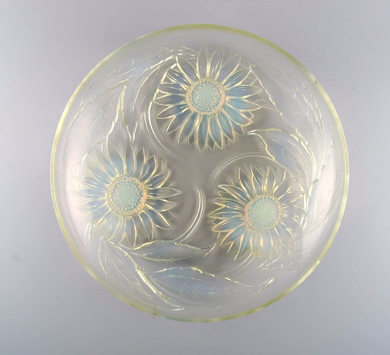 Verlys, Frankrig. Stor art deco skål i mundblæst kunstglas med blomster i relief. 1940