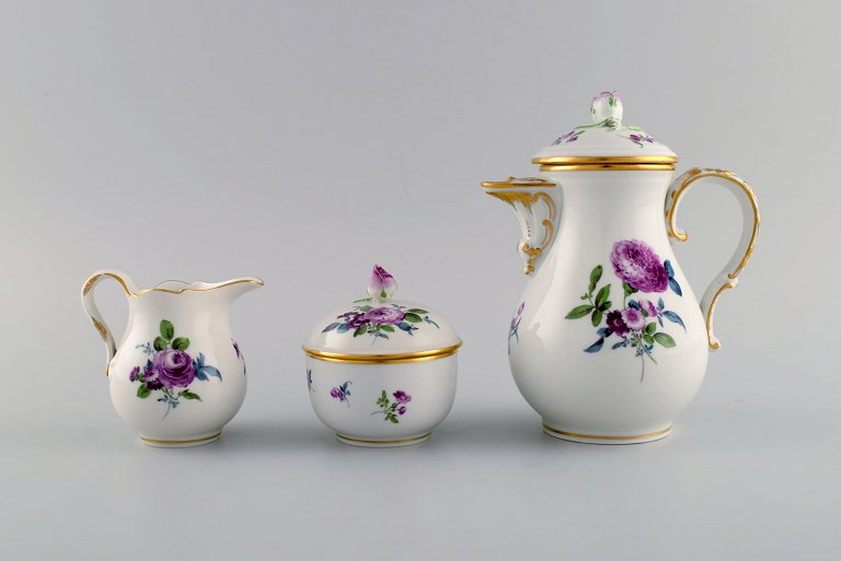 Meissen kaffekande, sukkerskål og flødekande med håndmalede blomster og gulddekoration. Låg modeleret med rosenknopper. Tidligt 1900-tallet.
