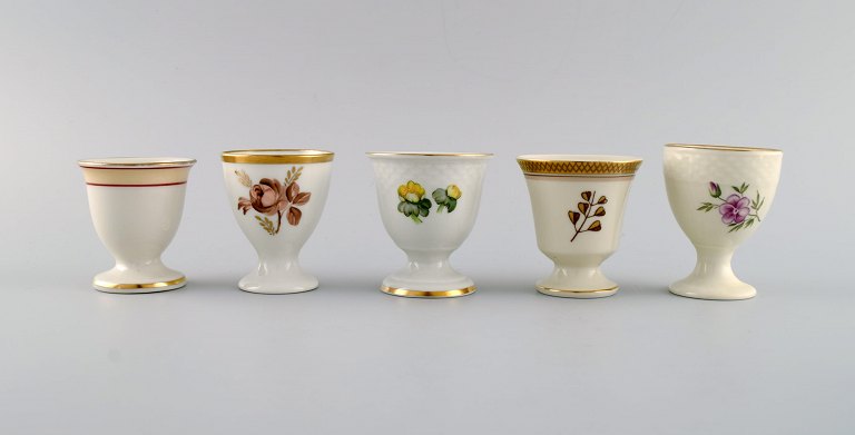 Royal Copenhagen and Bing & Grøndahl. Five egg cups in hand-painted porcelain. 1920s / 30s.