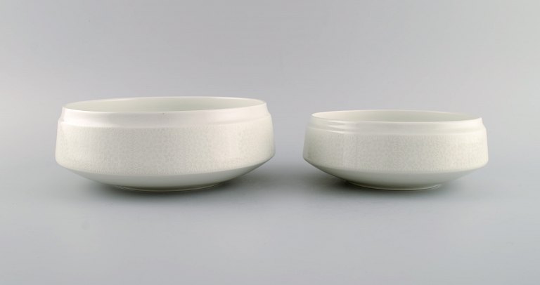 Raija Uosikkinen for Arabia. To Pitsi porcelænsskåle med blomsterdekoration. Dateret 1967-1974.