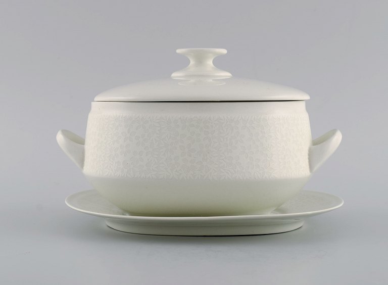 Raija Uosikkinen for Arabia. Pitsi lågterrin med underfad i porcelæn med blomsterdekoration. Dateret 1967-1974.