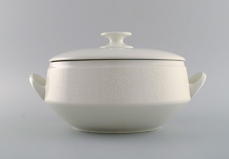 Raija Uosikkinen for Arabia. Pitsi suppeterrin i porcelæn med blomsterdekoration. Dateret 1967-1974.
