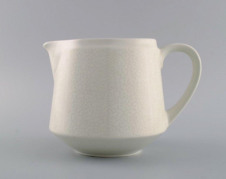 Raija Uosikkinen for Arabia. Pitsi porcelain jug with floral decoration. Dated 1967-1974.