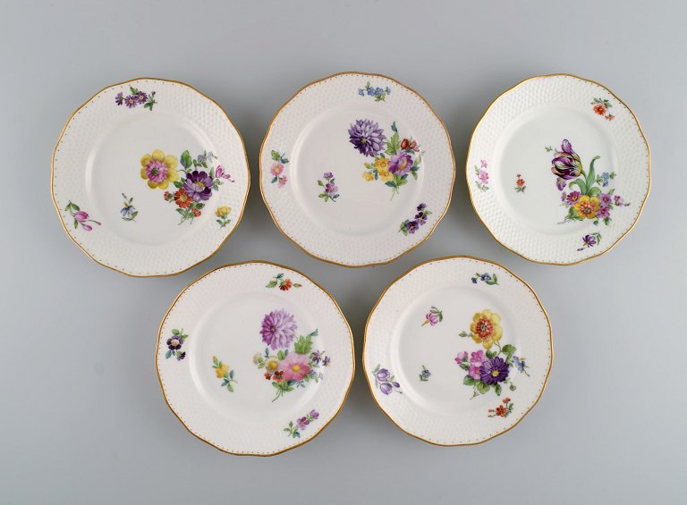 Royal Copenhagen Saksisk Blomst speciel version. Fem sjældne kagetallerkener med håndmalede blomster og gulddekoration. Ca. 1900.