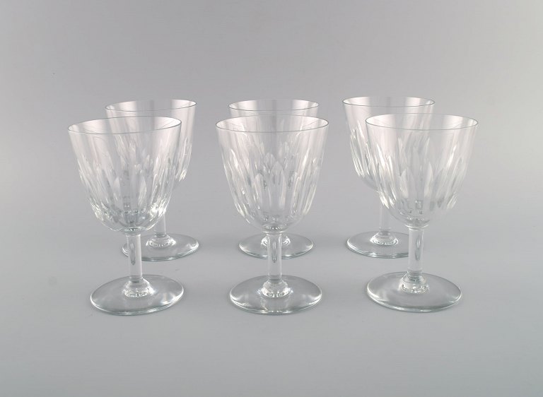 Baccarat, Frankrig. Seks art deco rødvinsglas i klart mundblæst krystalglas. 1930