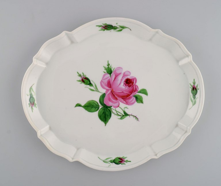 Meissen Pink Rose tray in hand-painted porcelain with gold edge. Early 20th century.