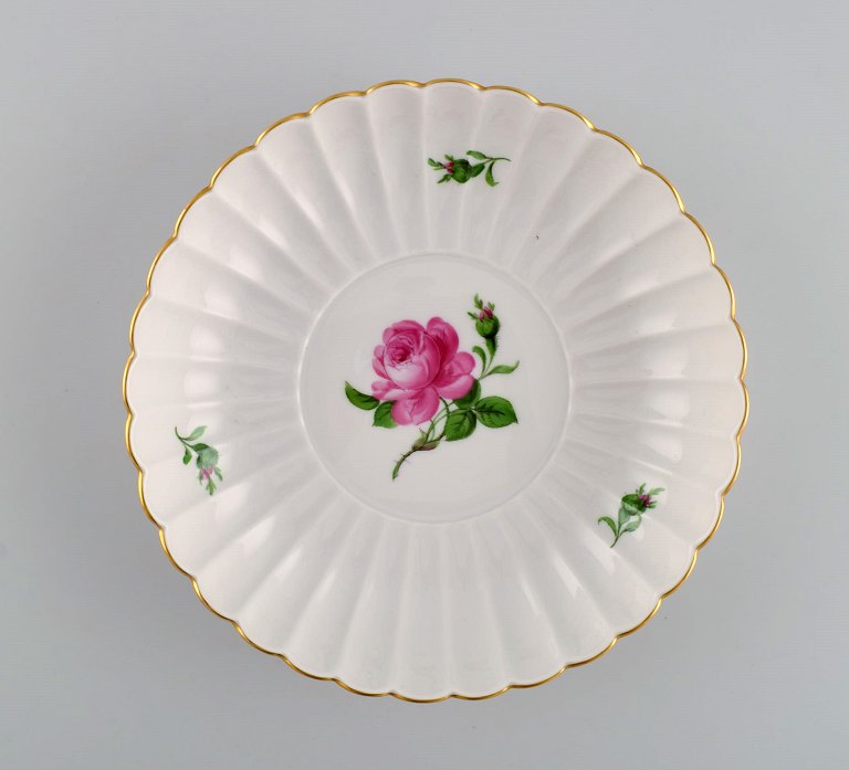 Round Meissen Pink Rose bowl in hand-painted porcelain with gold edge. Early 20th century.