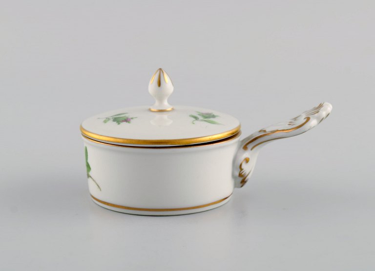 Small Meissen Pink Rose lidded tureen in hand-painted porcelain with gold edge. Early 20th century.