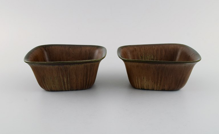 Gunnar Nylund (1904-1997) for Rörstrand. Two bowls in glazed ceramics. Beautiful glaze in brown shades. Mid-20th century.