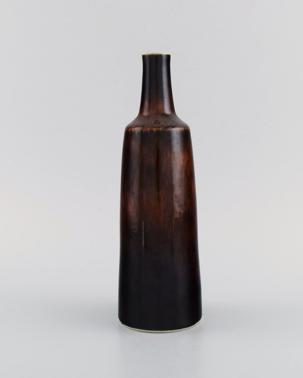 Carl Harry Stålhane (1920-1990) for Rörstrand. Flaskeformet vase i glaseret keramik. Smuk glasur i rødbrune nuancer. Midt 1900-tallet.