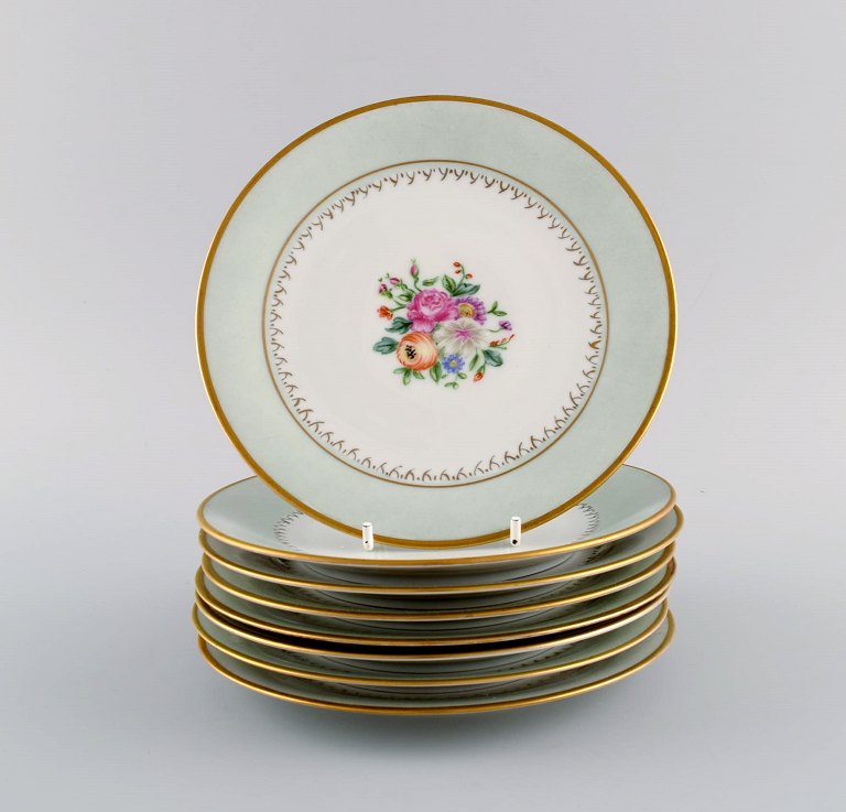 Tirschenreuth, Tyskland. Otte kagetallerkener i håndmalet porcelæn med blomster og gulddekoration. Midt 1900-tallet.