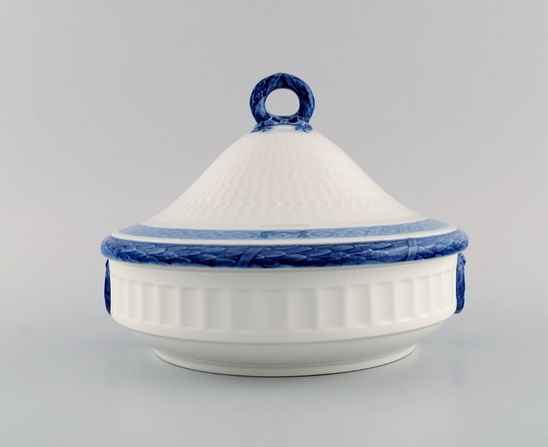 Royal Copenhagen Blue Fan lidded tureen. 1960s / 70s. Model number 1212/11503. Designed by Arnold Krog in 1909.