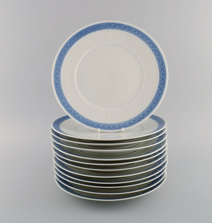 Twelve Royal Copenhagen Blue Fan dinner plates. 1960s / 70s. Model number 1212/11519. Designed by Arnold Krog in 1909.