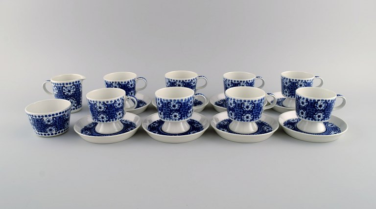 Raija Uosikkinen for Arabia. Ali porcelæn kaffeservice med blå blomsterdekoration til otte personer. 1960