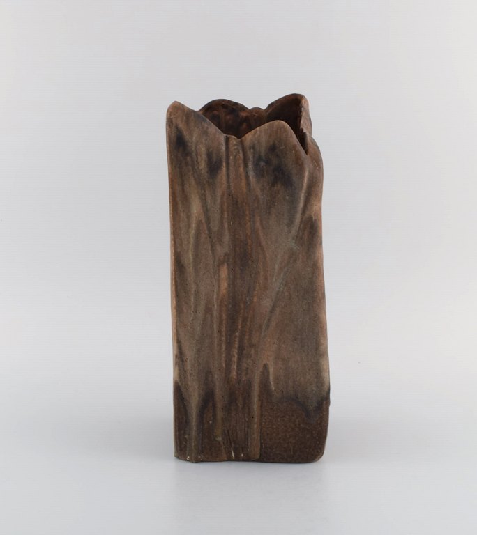 Europæisk studio keramiker. Unika vase i glaseret keramik. Smuk glasur i brune nuancer. Sent 1900-tallet.