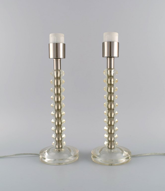Skandinavisk designer. Et par vintage bordlamper i plexiglas og forkromet metal. 1970