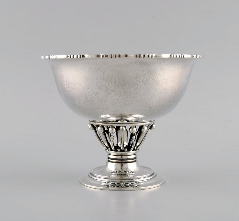 Georg Jensen "Louvre" opsats i sterlingsølv. Art nouveau stil med naturens organiske former og dekorative flora og fauna detaljer.Modelnummer 180B.