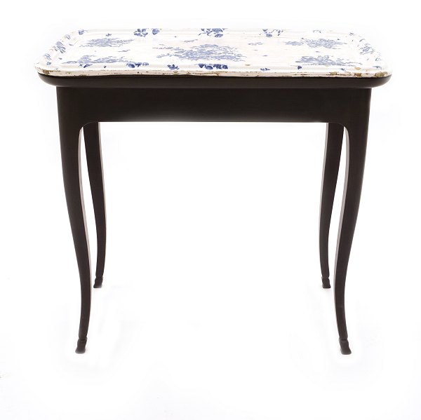 Signed Rendsburg (Northgermany) faience tray top table. Dated 1769. H: 72cm. Top: 47x77cm