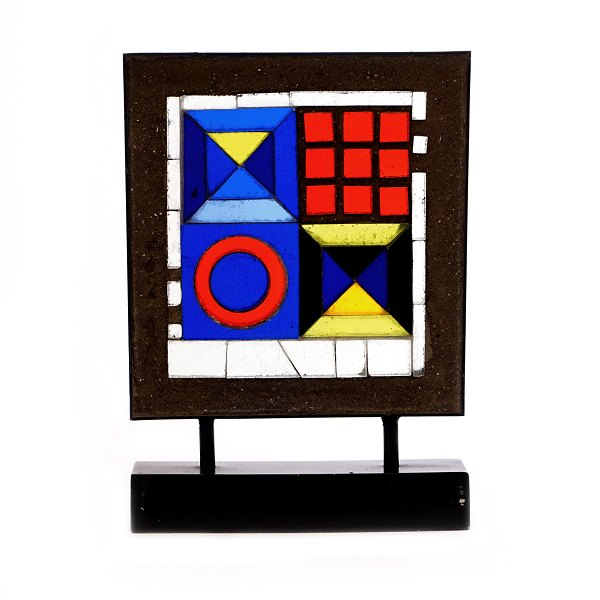 Karl Åge Riget, 1933-2001, skulptur i form af indrammet glasmosaik på fod.Signeret "K Riget 4/5".H: 31cm. Fod: 22x6cm