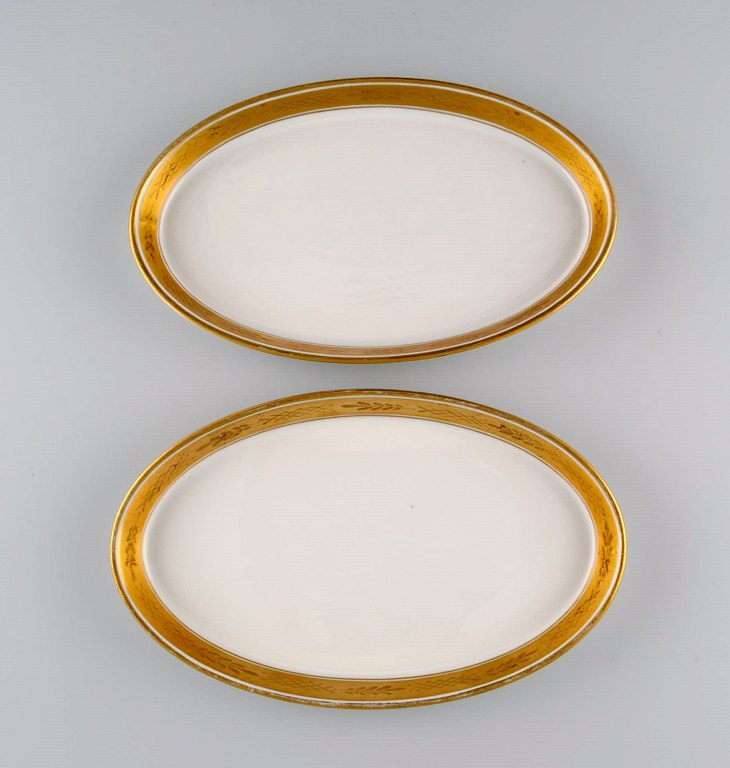 Royal Copenhagen service no. 607. Two oval porcelain dishes. Gold border with foliage. Model number 607/9499. Dated 1944.