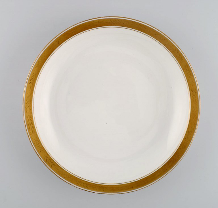 Royal Copenhagen service no. 607. Round porcelain serving dish. Gold border with foliage. Model number 607/9582. Dated 1946.