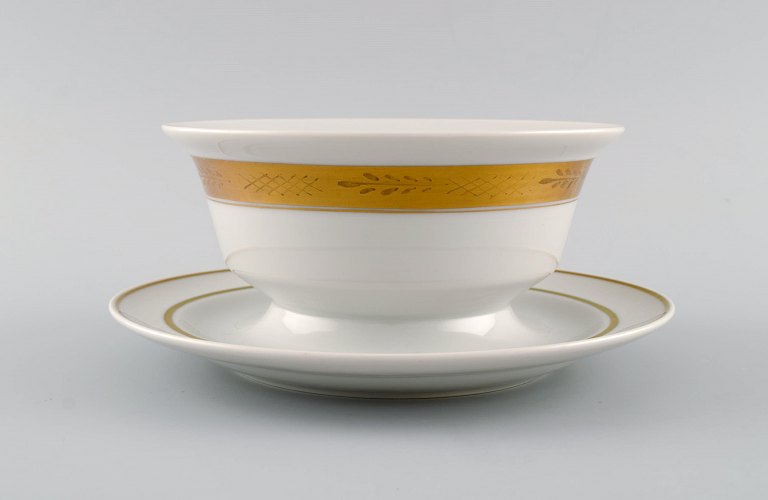 Royal Copenhagen service no. 607. Porcelain sauce bowl. Gold border with foliage. Model number 607/9580. Dated 1944.