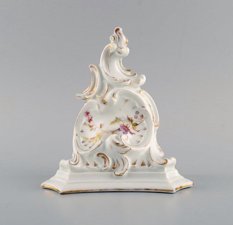 Antik vægkonsol i håndmalet porcelæn med blomster og gulddekoration. Tyskland, 1800-tallet.