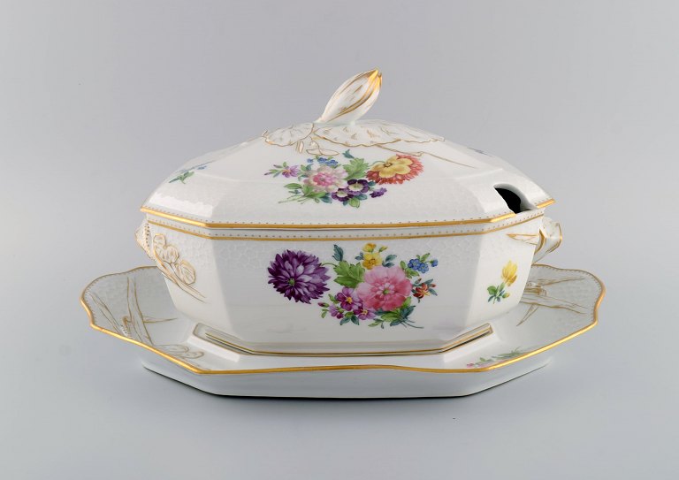 Royal Copenhagen Saksisk Blomst speciel version. Stor og sjælden lågterrin med underfad. Låg og hanke modelleret som bladværk. Håndmalede blomster og gulddekoration. Ca. 1900.