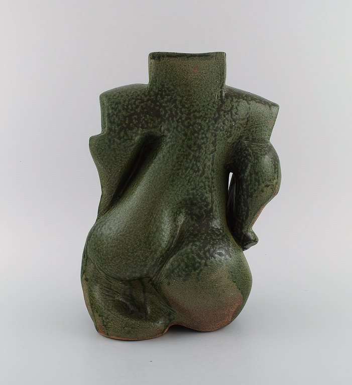 Fransk studio keramiker. Organisk formet unika vase i glaseret stentøj. Smuk glasur i mørke grønne nuancer. Skulpturelt design, 1980