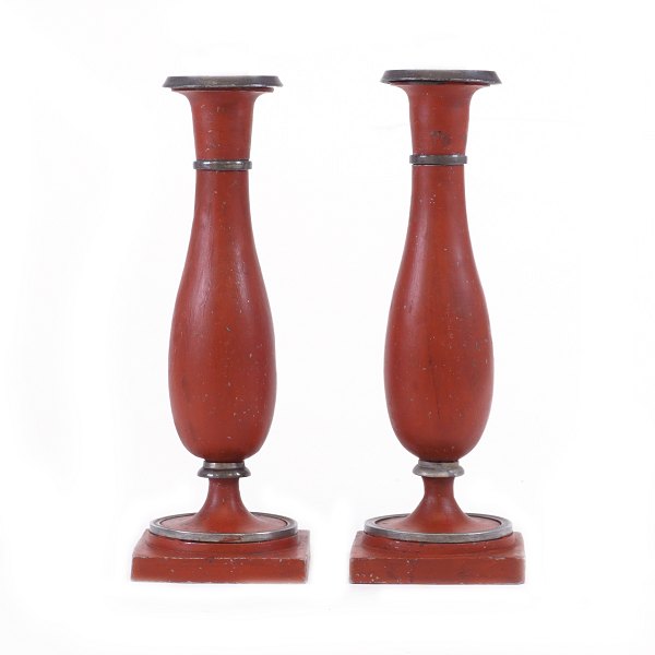 Pair of tulip shaped red decorated pewter candelsticks. Denmark circa 1840. H. 21cm