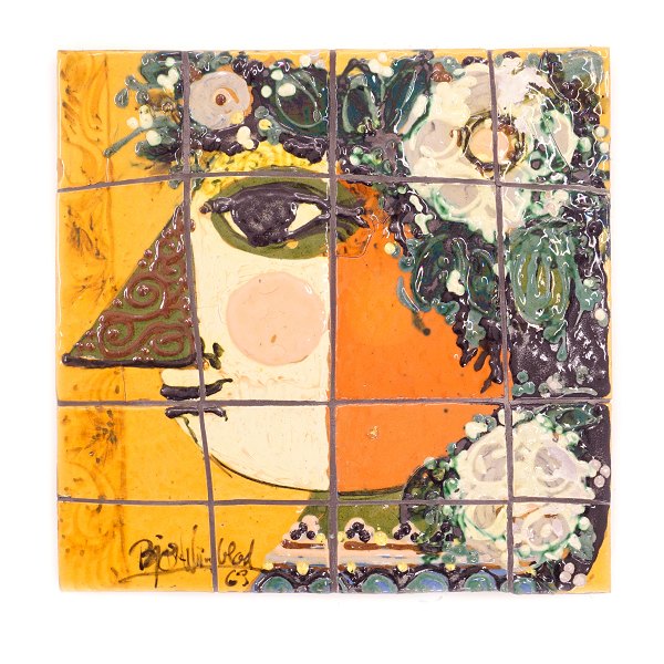 Bjørn Wiinblad relief. Bjørn Wiinblad, 1918-2006, relief i polychrom dekorerede fliser. Signeret "Wiinblad 63". Mål: 39x39cm