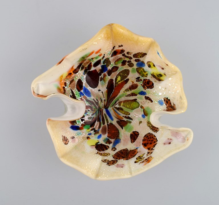 Organisk formet Murano skål i polykromt mundblæst kunstglas med bølget kant. Italiensk design, 1960