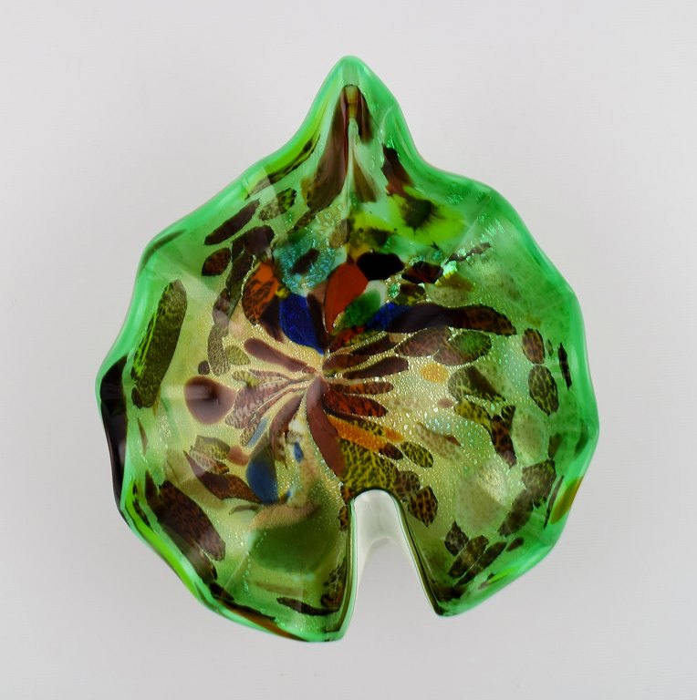 Leaf-shaped Murano bowl in polychrome mouth blown art glass. Green background. Italian design, 1960s.